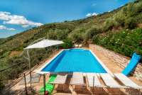 Bildet viser svømmebassenget på feriehuset Villa Pace ved landsbyen Calci, rett utenfor Pisa. Olivenlundene i bakgrunnen.