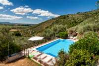 Bildet viser svømmebassenget med feriehuset Villa Pace i bakgrunnen. Utsikt mot Pisa og strendene ved Middelhavet.