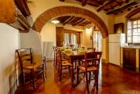 Bildet viser kjøkkenet med spiseplass i Villa Pace.  Utgang til terrasse fra døra til høyre.