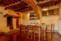 Bildet viser kjøkkenet i 1. etg. i Villa Pace. Spisebord og stor peis.