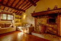 Bildet viser stua i 2. etg. i Villa Pace.  Salong og stor peis. 