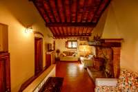 Bildet viser stua i 2. etg. i Villa Pace. Salong og stor peis. Dører mot soverom til venstre. 