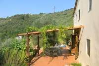 Bildet viser terrassen på Villa Pace, med utsyn mot åssiden i vest. Feriehus ved landsbyen Calci, ved Pisa.