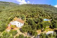 Bildet viser luftfoto av Villa Pace. Feriehus i åssiden ved landsbyen Calci, ved Pisa.