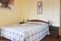 Rom nr. 11 har en dobbeltseng og en enkeltseng. Rom med dobbeltseng på vingården Podere Cenni ved San Miniato. Foto.