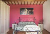 Suite nr. 7 ligger på bakkeplan. Soverom i suite nr. 7  på vingården Podere Cenni ved San Miniato. Foto.