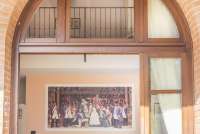 Ni av suitene har oppholdsrom og bad i 1. etg og soverom på hems. Suite med inngangsdør, deler av oppholdsrom og soverom på vingården Podere Cenni ved San Miniato. Foto.