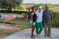 Vinbonde og huseier Ezio sammen med vertskapet Rachele og Lucia. Vinbonde, huseier og vertskap på vingården Podere Cenni utenfor San Miniato. Foto.