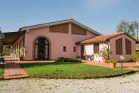 Huset med de 10 suitene. Suite nr. 1 - 5 til venstre. Suite nr. 6 rett frem. Suite nr. 7 til høyre. Suitene 8, 9 og 10 ligger på baksiden av huset. Huset med suiter på vingården Podere Cenni utenfor San Miniato. Foto.