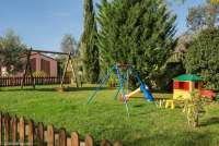 Inngjerdet lekeplass mellom husene. Inngjerdet lekeplass på vingården Podere Cenni utenfor San Miniato. Foto.