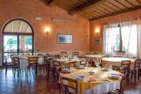 Spisestedet på gården har både inne -og uteservering. Noen av bordene inne på restauranten på vingården Podere Cenni utenfor San Miniato. Foto.