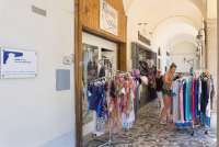 I sentrum av Vada (400 m) er det flere butikker. Bildet viser butikker i sentrum av badebyen Vada sør for Pisa i Toscana.