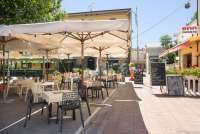 I sentrum av Vada (400 m) er det flere gode spisesteder. Bildet viser uteservering på restaurant i badebyen Vada i Toscana.