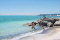 Fra Casa Mancini er det knapt 1 km til nærmeste strand. Bildet viser barn som bader på sandstrand i badeby i Toscana i Italia.