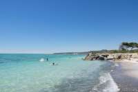 Fra Casa Mancini er det knapt 1 km til nærmeste strand. Bildet viser blått hav og rene strender i badebyen Vada sør for Pisa i Italia.