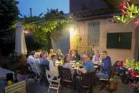 Vennegruppe invitert til middag på den store terrassen. Pizza og italiensk mat.  Foto.