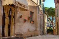 Landsbygate med alimentari Bottega di Montemagno. Italiensk mat og delikatesser direkte fra kokken Stefania. Foto.