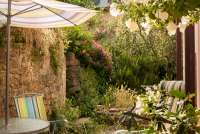 Foto fra terrassen til ferieboligen Marianne. Utsikt mot de grønne åsene omkring.   