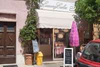 Bildet viser baker i sentrum av badebyen Castiglioncello ved ferieleiligheten Vito al Mare.