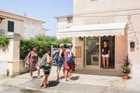 Bildet viser matbutikk i sentrum av badebyen Castiglioncello ved ferieleiligheten Vito al Mare.