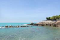 Bildet viser krystallblått hav i en bukt i Castiglioncello.