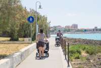 Bildet viser barnevogner på strandpromenaden i badebyen Castiglioncello sør for Pisa.