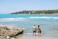 Bildet viser par ved havet i badebyen Castiglioncello ved Middelhavet.