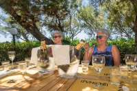 Bildet viser damer som drikker prosecco på ferie i badebyen Castiglioncello.