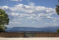 Utsikt fra gate i San Miniato (3,5 km) Gatebilde fra San Miniato med utsikt utover landskapet i Toscana.