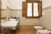 Occhio Bello har to bad. Bilde fra bad i ferieleiligheten Occhio Bello. Bidet, vindu og stilige fliser på vegger og golv.