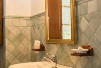 La Bella Lavanderina har to bad. Bilde av vask og fliser på badet i ferieleiligheten La La Bella Lavanderina.