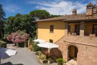 Uteplassene til Cecco Bilenco og Staccia Buratta. I bakgrunnen er La Bella Lavanderina. Til venstre skimtes uteplassen til Lucciola. Bilde tatt fra restauranten der man ser uteplassen til Staccia Buratta og resepsjonen.