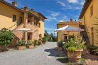 Cecco Bilenco og Staccia Burrata til venstre. Trappen til høyre fører opp til Lucciola. Foto fra plassen mellom husene med inngang til ferieleilighetene Cecco Bilenco og Staccia Buratta til venstre. Trappen til høyre fører opp til Lucciola.