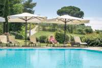 En fredelig stund ved bassenget. Bildet viser en feriegjest som har en fredelig stund ved bassenget på vingården.