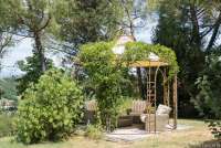 Uteplass ovenfor bassenget. Ved bassenget er det satt opp en 'gazebo' som er en vakker uteplass med tak og utsikt utover landskapet i Toscana. Foto.