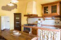 Oppholdsrom/kjøkken i Staccia Buratta. Bilde fra oppholdsrom i ferieleiligheten Staccia Buratta på vingården i Toscana. Høy standard.