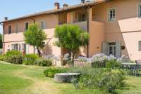 Frodige hager hører til ferieleilighetene. Foto av sol, sommer og blomsterflor.