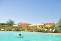 Bilde av gjester som leier ferieleilighet på vingården og nyter sol og sommer ved bassenget i Toscana. 
