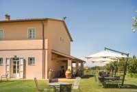 Bilde fra restaurantens uteservering på vingård i Toscana.