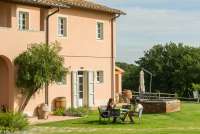 Foto av gjester som leier ferieleilighet på vingården og hygger seg på en av uteplassene.