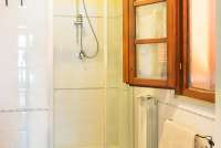 Bildet viser baderom med bidet i ferieboligen Villa Noce ved Pisa.