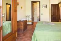 Bildet viser klesskap i ferieboligen Villa Noce ved Pisa.