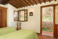 Bildet viser soverom med to enkeltsenger i feriehuset Villa Noce ved Pisa.