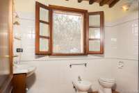 Bildet viser baderom i ferieboligen Villa Noce med privat basseng i Italia.