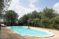 Bildet viser bassenget til feriehuset Villa Noce ved landsby like utenfor Pisa.