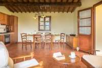 Bildet viser kjøkken med spisebord i ferieboligen Villa Noce i Toscana.