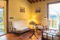 Bildet viser stue i feriehuset Villa Noce med privat basseng ved Pisa.