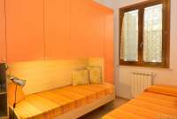 Bildet viser to enkeltsenger i ferieleiligheten Marco i Buganvilla ved havet.