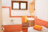 Bildet viser baderommet med badekar i ferieleiligheten Marco i Buganvilla ved havet.