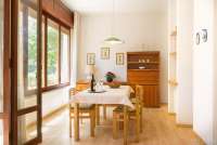 Bildet viser spiseborddet på kjøkkenet i ferieleiligheten Marco i Buganvilla ved havet.